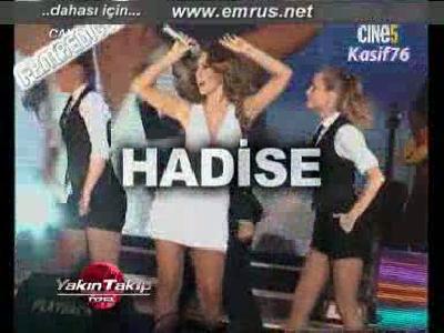 Hadise Beyaz Elbisesiyle Sahnede izle